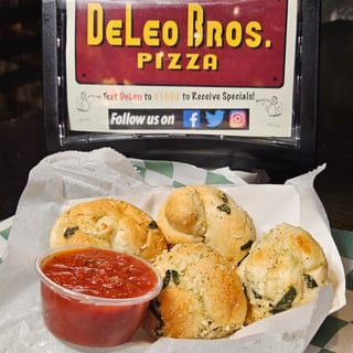 GARLIC KNOTS (6)